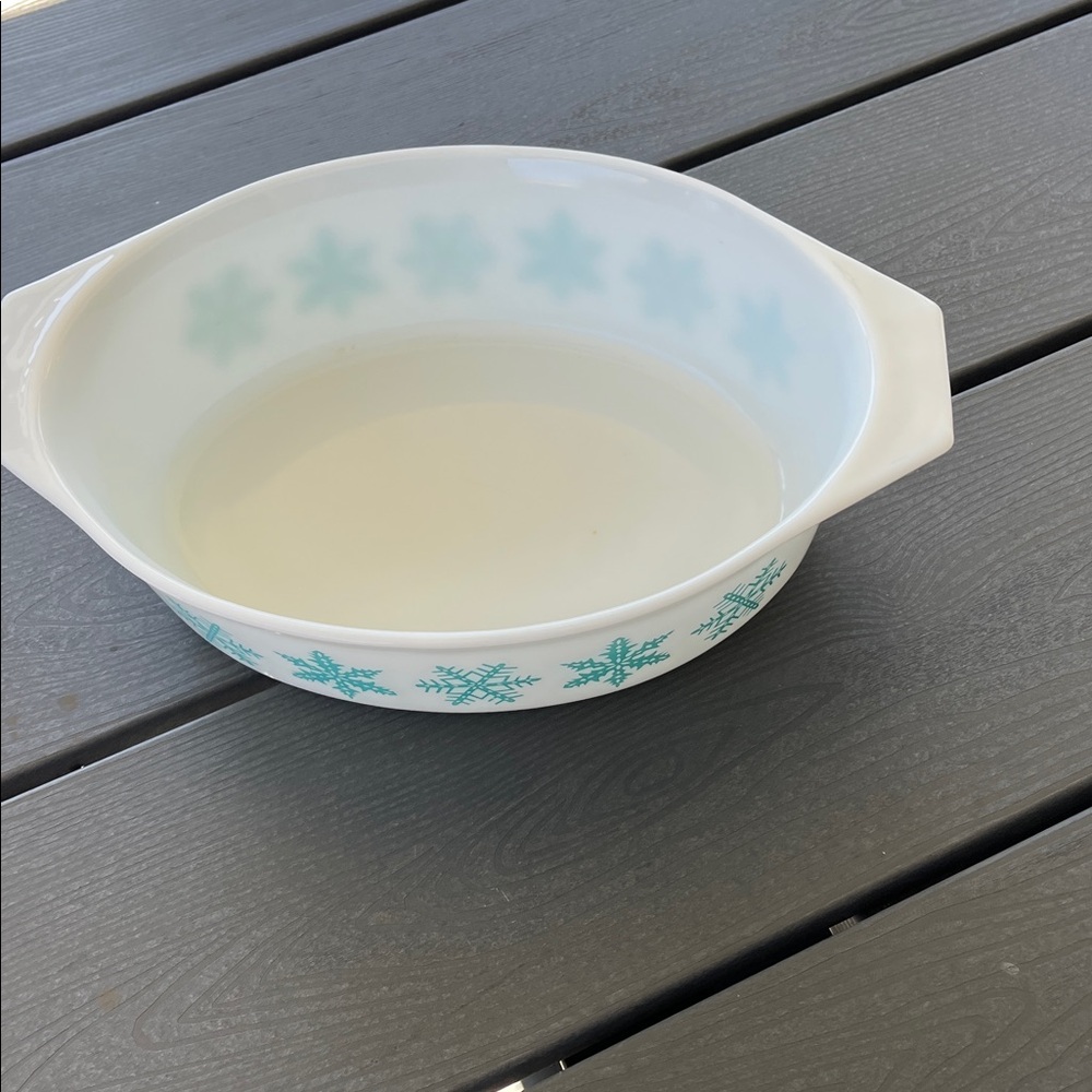 Pyrex White and Teal Snowflake Casserole Dish - Picture 2 of 3